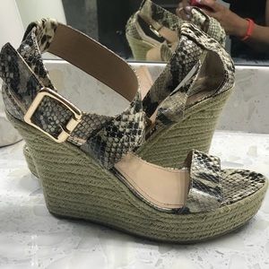 Wedge snake skin pattern.  Very comfy. Look new.
